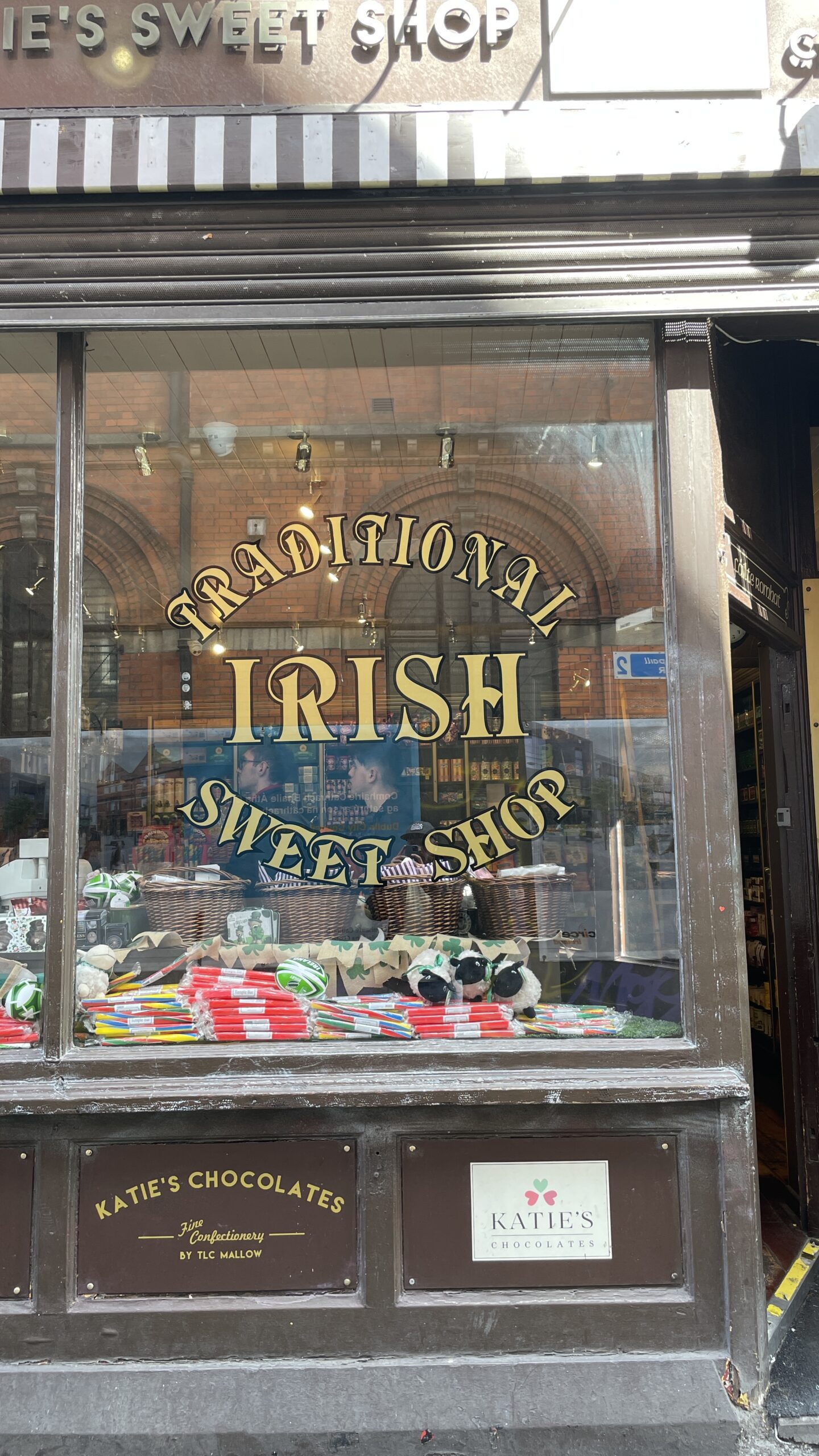 Schaufenster eines irischen Ladens mit traditionellen Süßigkeiten
