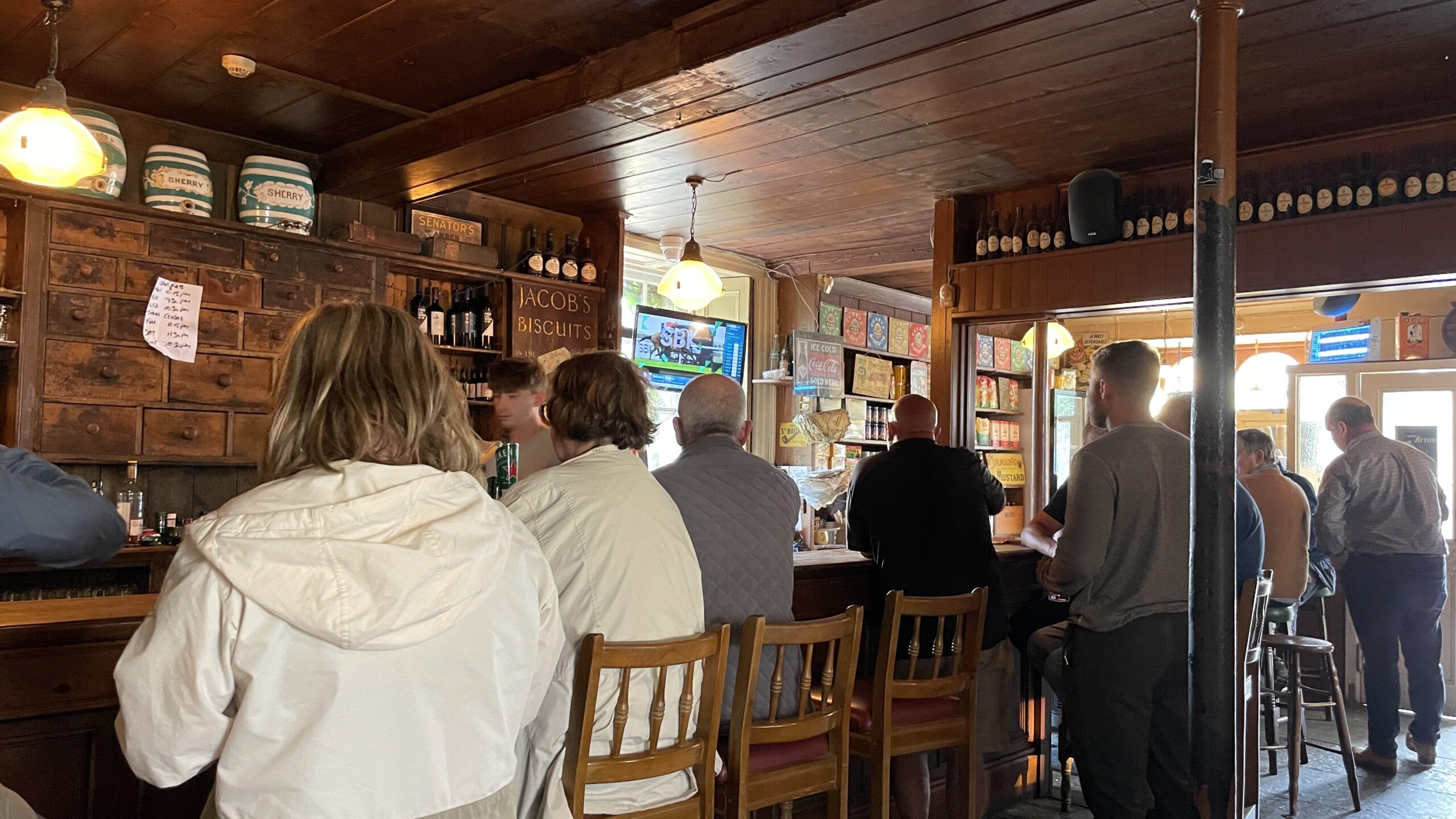 Die Theke mit vielen Leuten im Pub Joyce's.