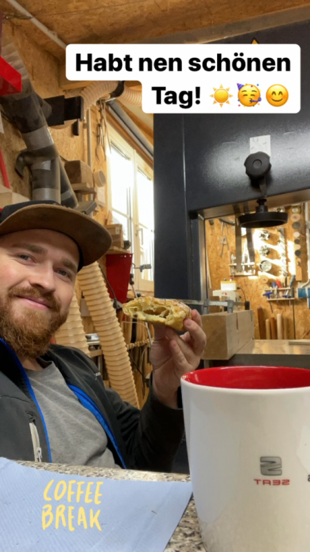 Andi macht Pause in der Werkstatt mit Kaffee und Gebäck. 